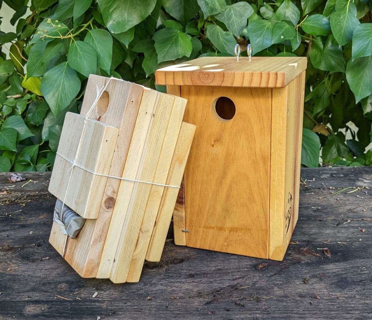 Caja nido artesanal para páridos en madera natural sin tratar