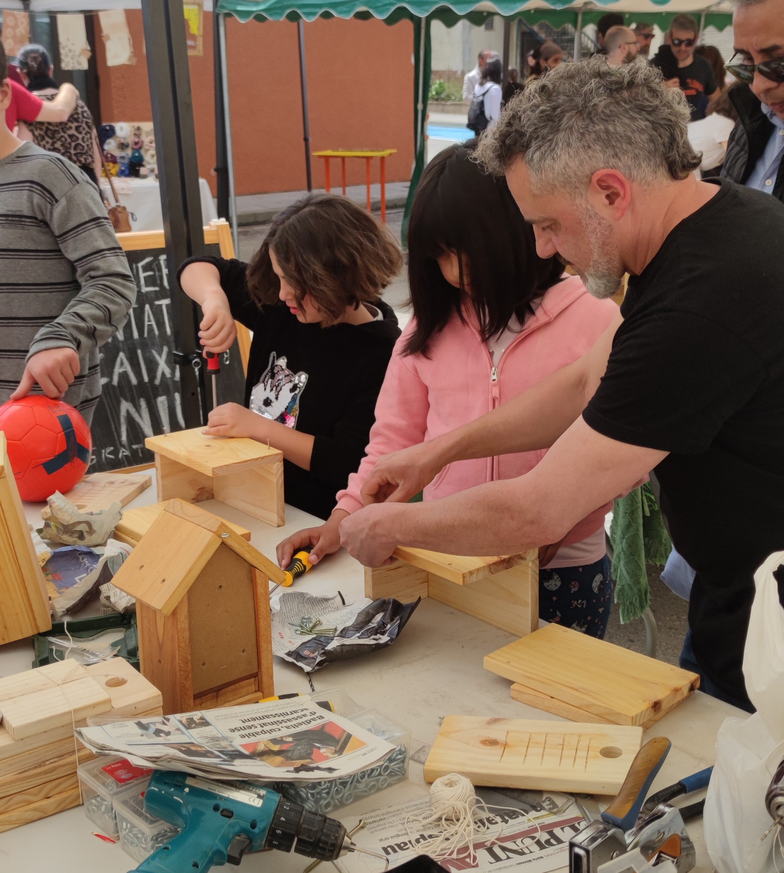 taller de educación ambiental construyendo cajas nido
